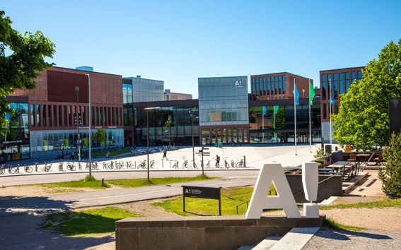 Aalto-logo ja Korkeakouluaukio